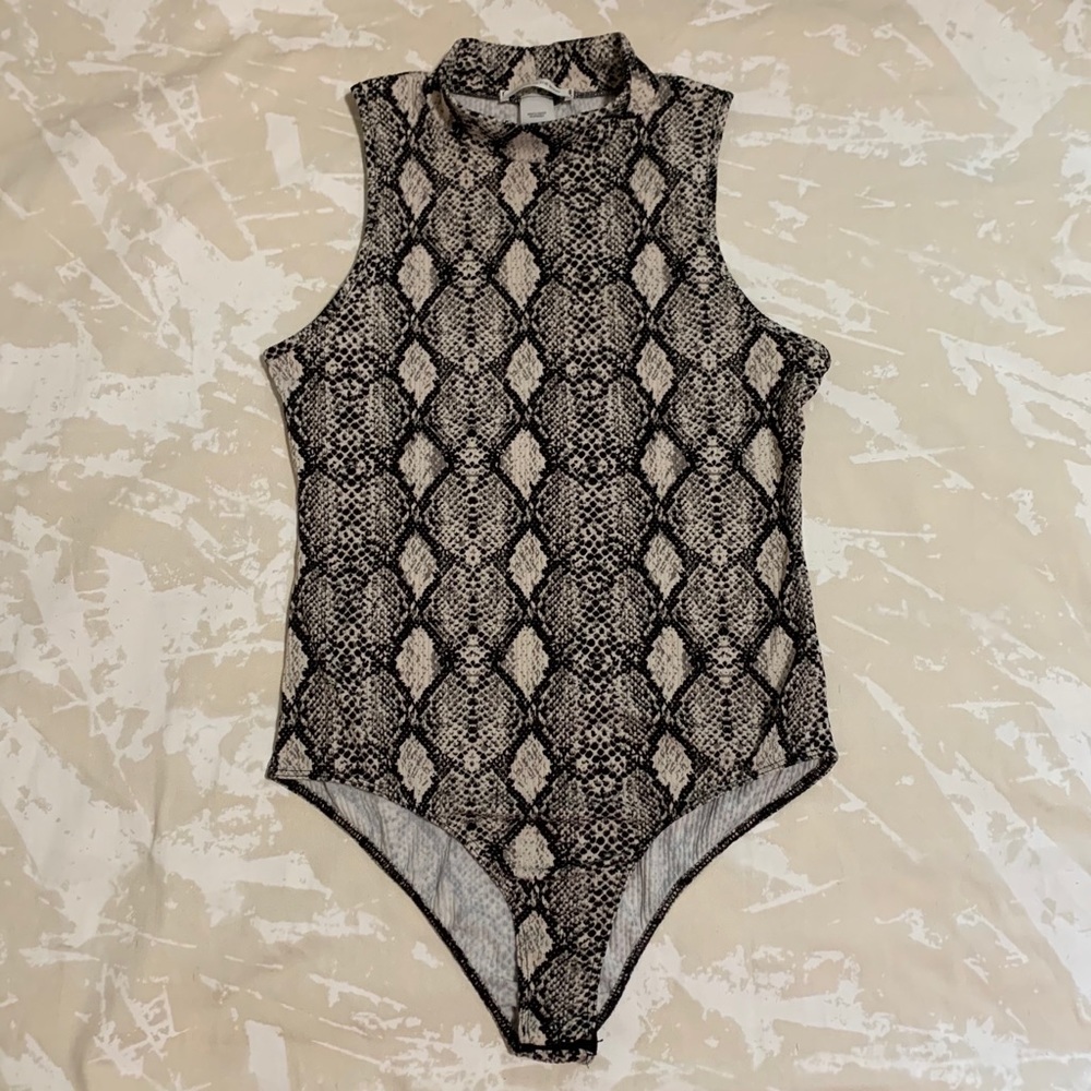 NWOT-Caution to the Wind- Snakeskin print Bodysuit